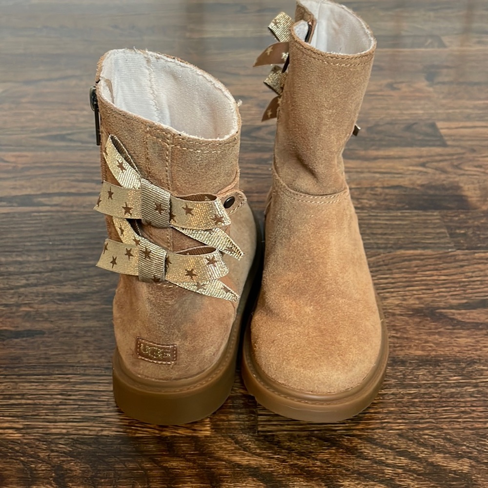 Hardly worn girls Ugg boots with bows in the back
